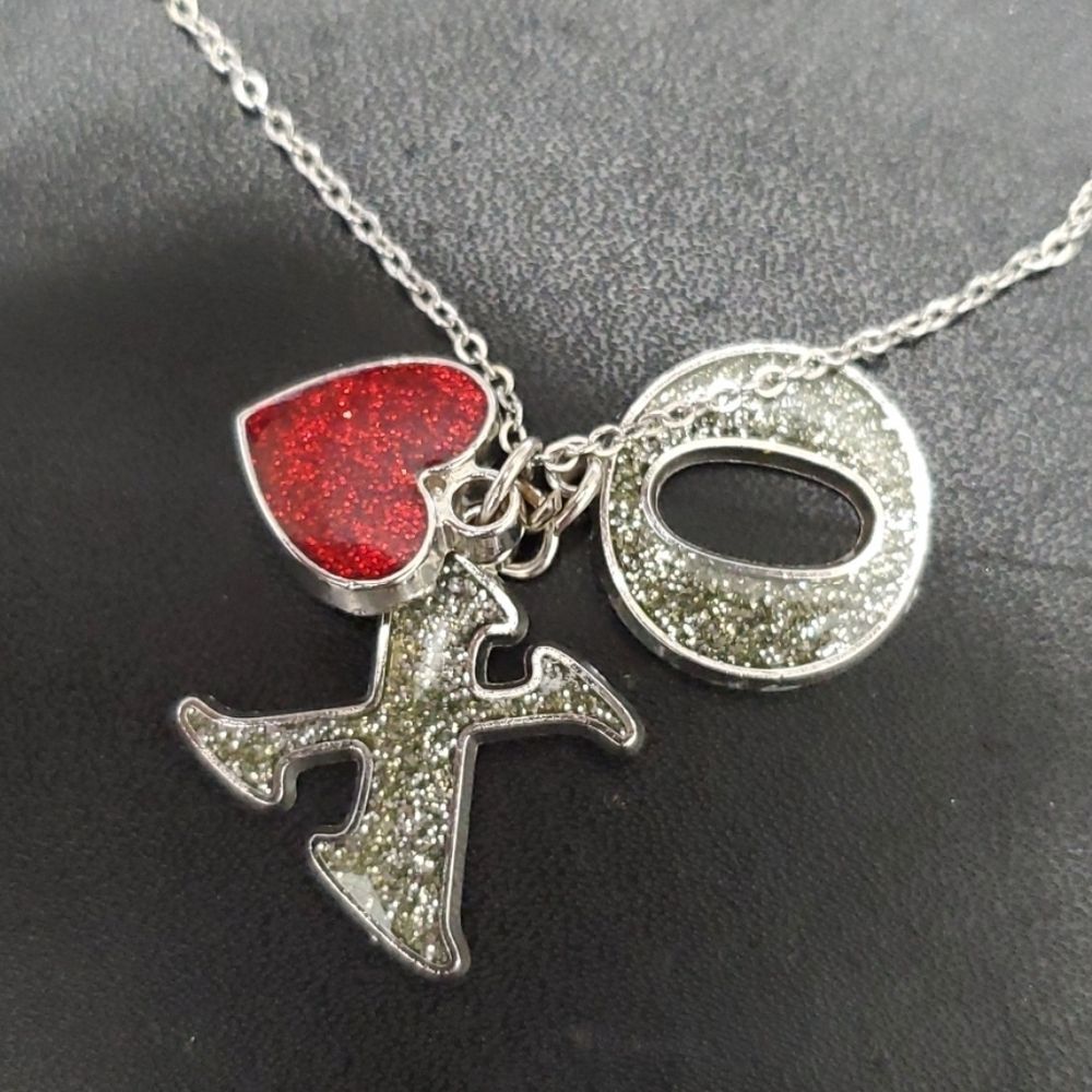 *Sale* Silver tone hugs and kisses stacked pendant necklace 20"